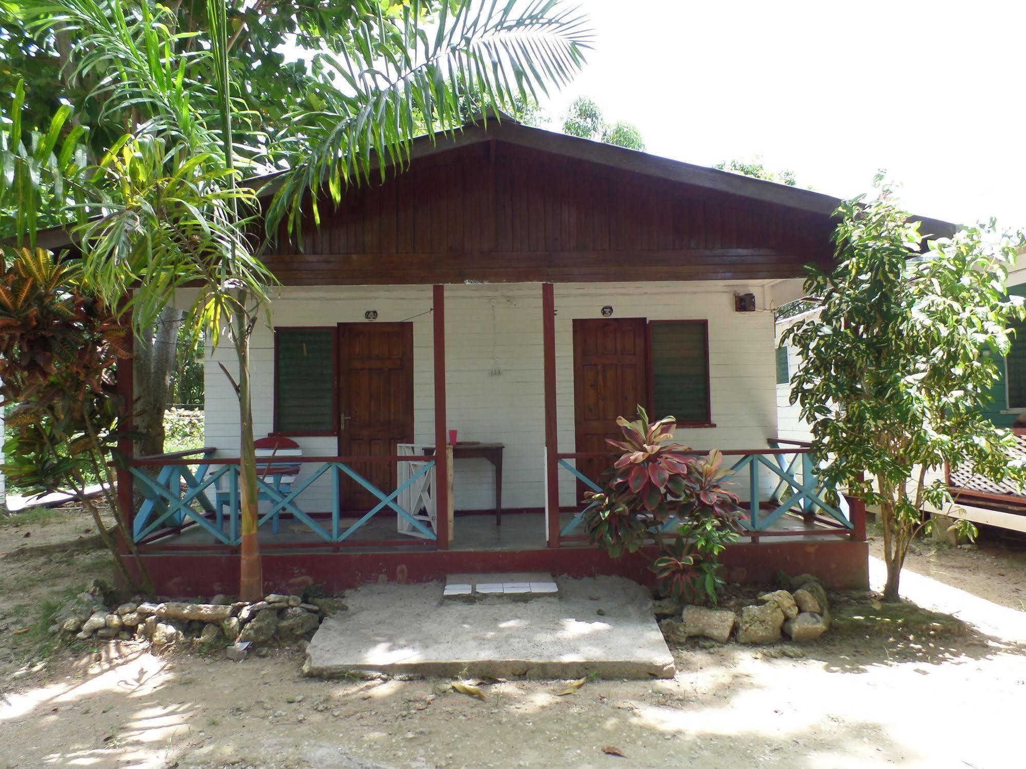 Beach Road Cottages At Jah Bs Negril Buitenkant foto