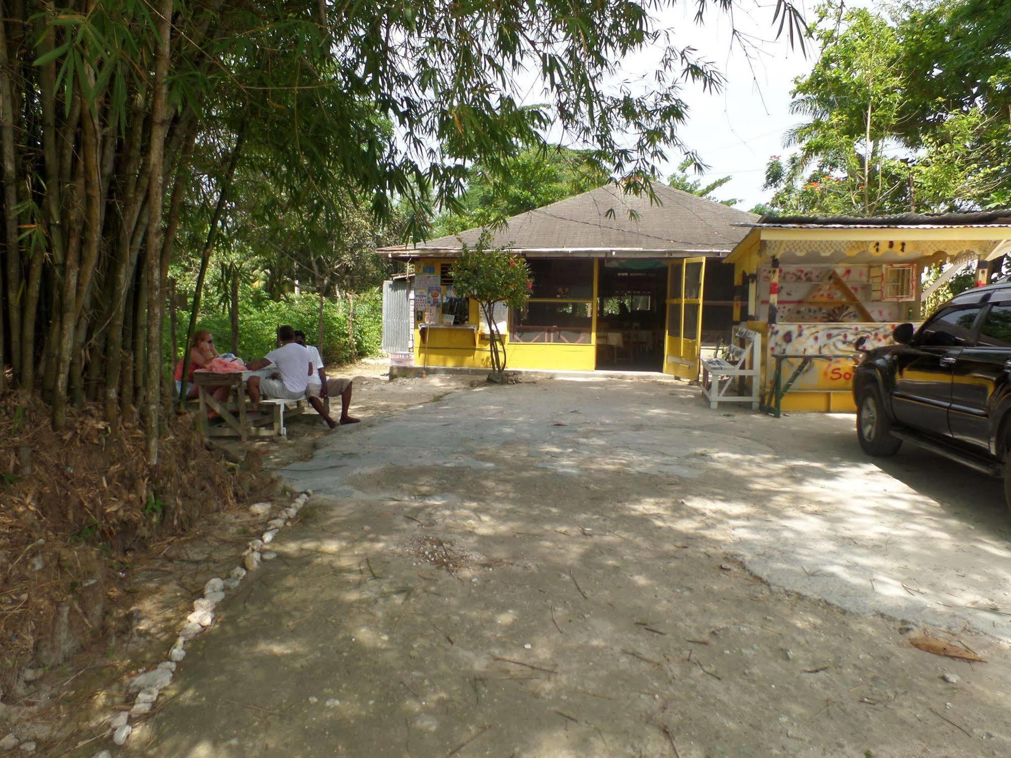 Beach Road Cottages At Jah Bs Negril Buitenkant foto