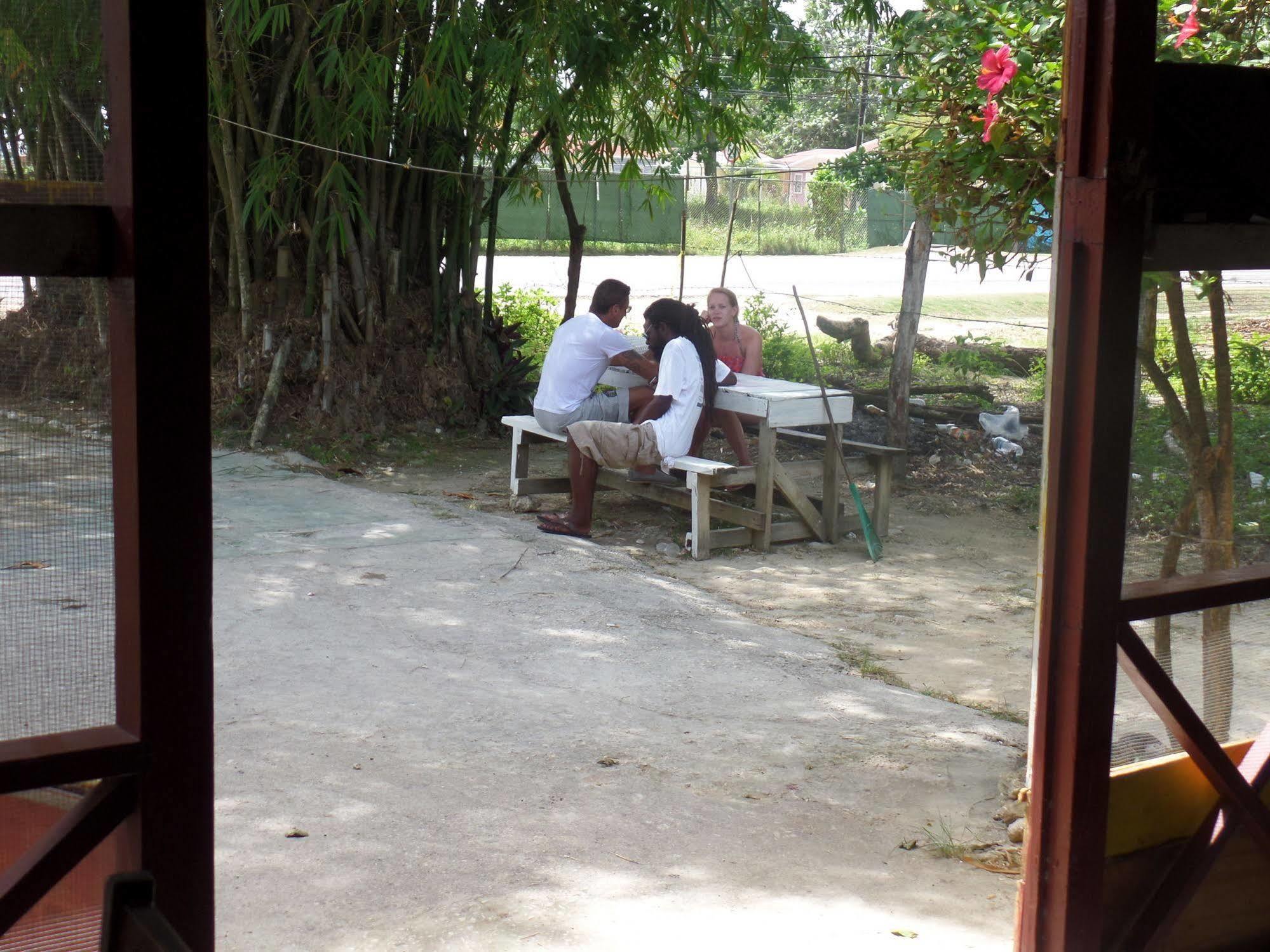 Beach Road Cottages At Jah Bs Negril Buitenkant foto